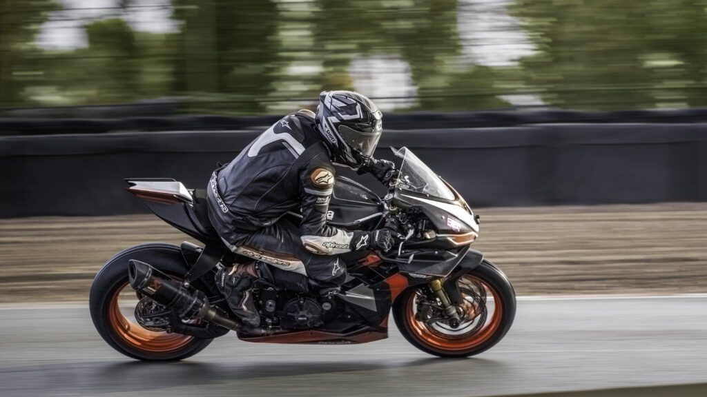 Mastering Motion with the OM-3: Why 1/125s Was the Right Choice ambas